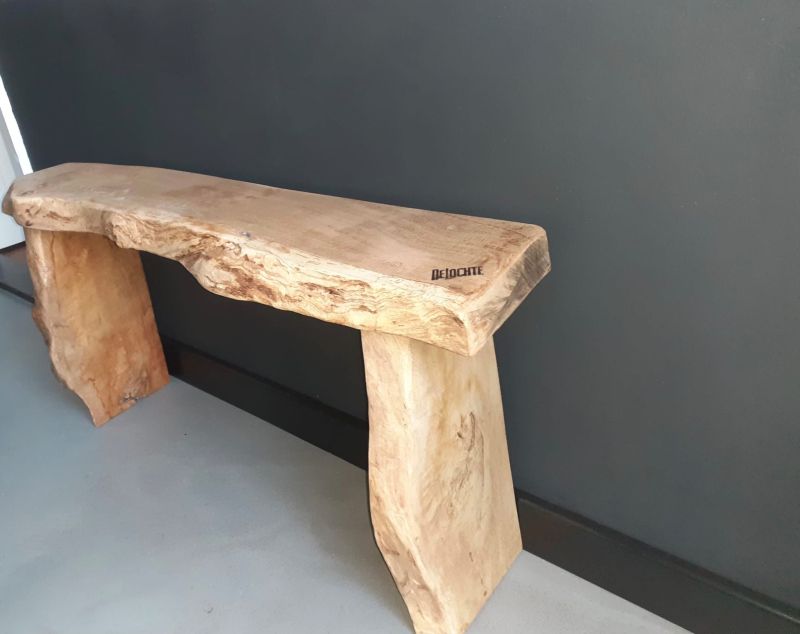 Quartz Stone gietvloer hal Son Lichtgrijze Quartz Stone gietvloer in een hal in Son, met een houten bank van boomstamhout tegen een antraciet wand