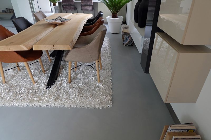 Venetiaans woonbeton in de kleur Grigio Cemento met wandmeubel in Son.
