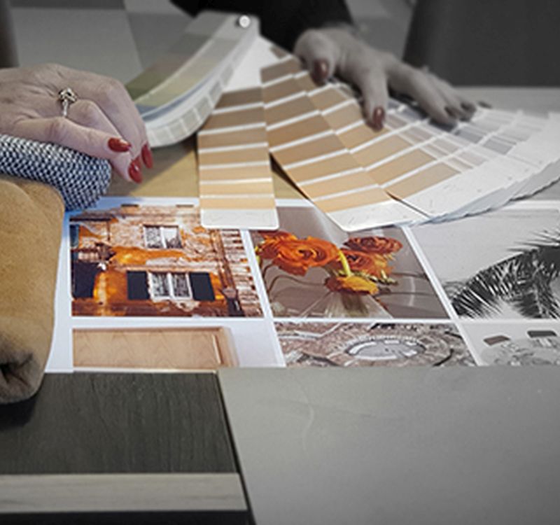 Kleuradvies Kleuradvies in de showroom: kleurwaaiers en materiaalmonsters naast een moodboard op tafel