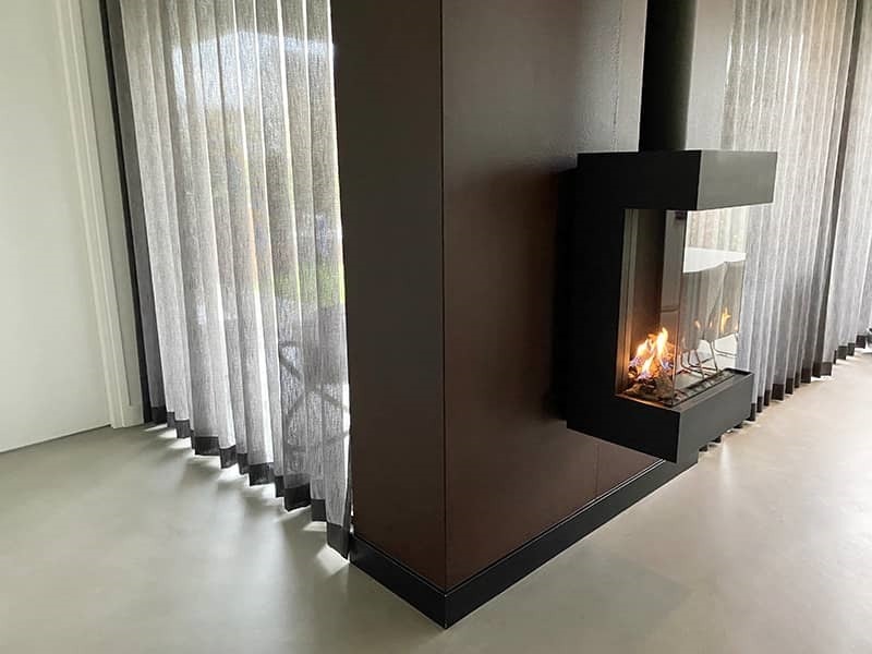 Design Woonbeton Zwarte Plint En Witte Plint 800x600 Woonbeton met zwarte plint