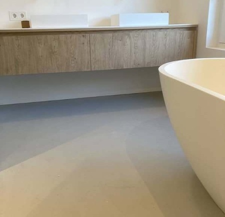 Scandinavisch Minimalitsche Badkamer Woonbeton Gietvloer 400x385 Scandinavische badkamer met woonbeton gietvloer