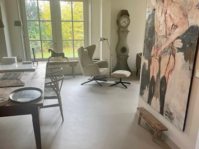 Natuurlijke lavasteen gietvloer moderne woonboerderij | Berkers Vloeren