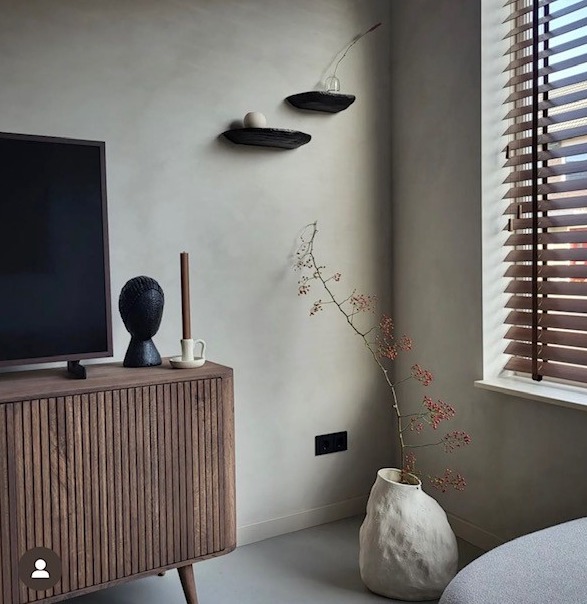 Japandi stijl woonkamer in combinatie met Lavasteen gietvloer