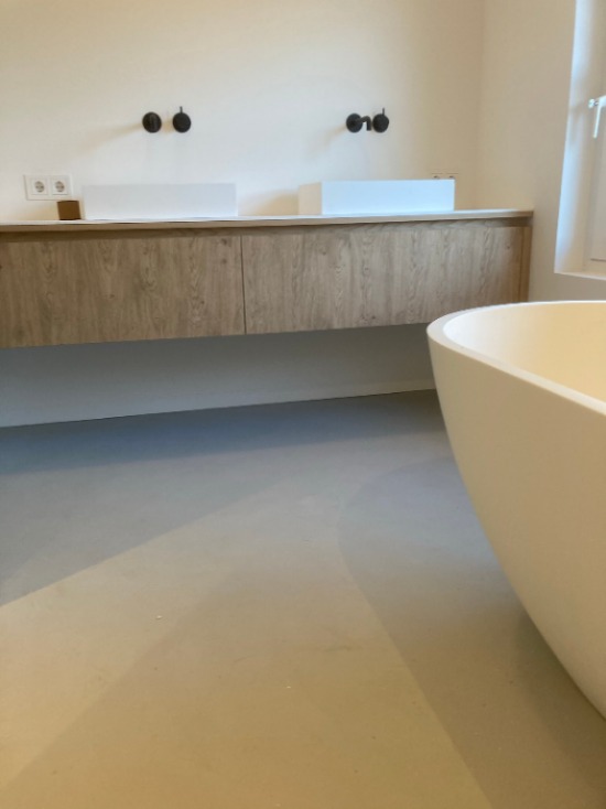 Scandinavische badkamer met minerale gietvloer Berkers Vloeren Scandinavische badkamer met minerale gietvloer Berkers Vloeren