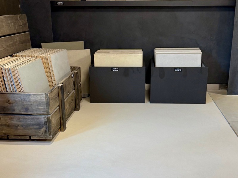 Nieuw: Sereno kwartsiet gietvloer | Showroom Berkers Vloeren Son