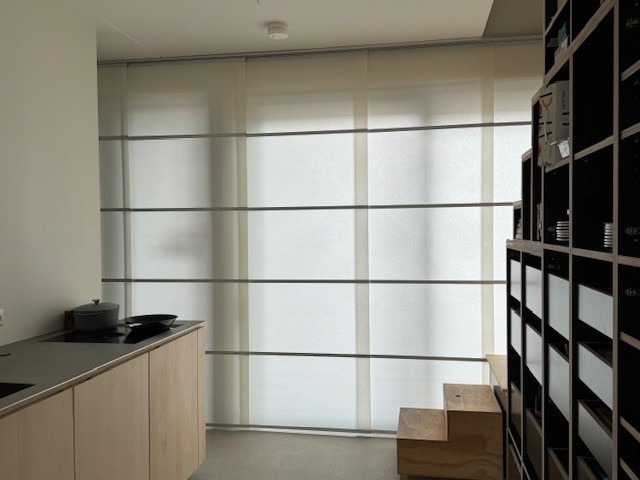 Japandi interieur met matte natuurlijke gietvloer in lichte tint.