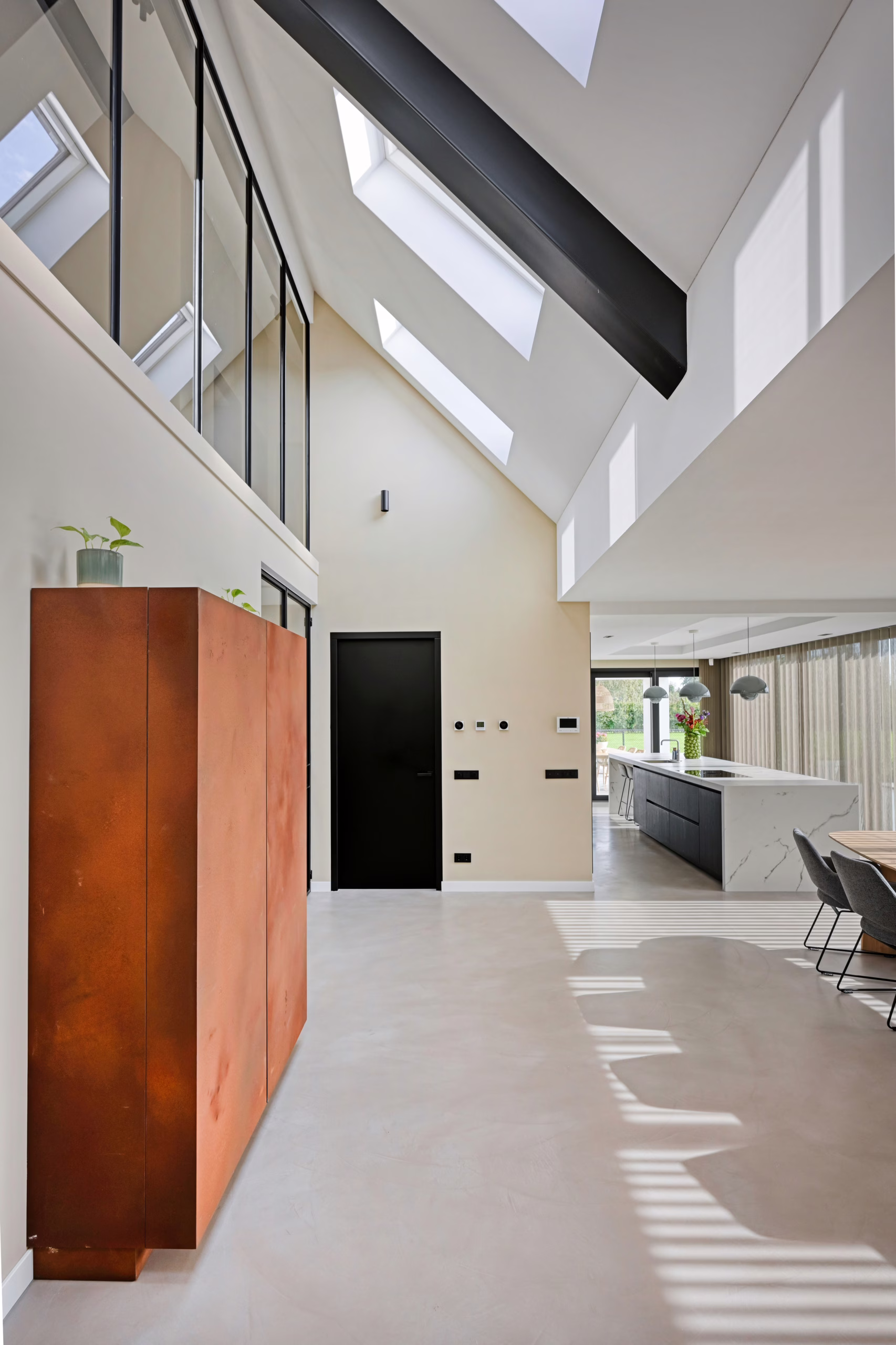Moderne minerale gietvloer landelijke woning Weert