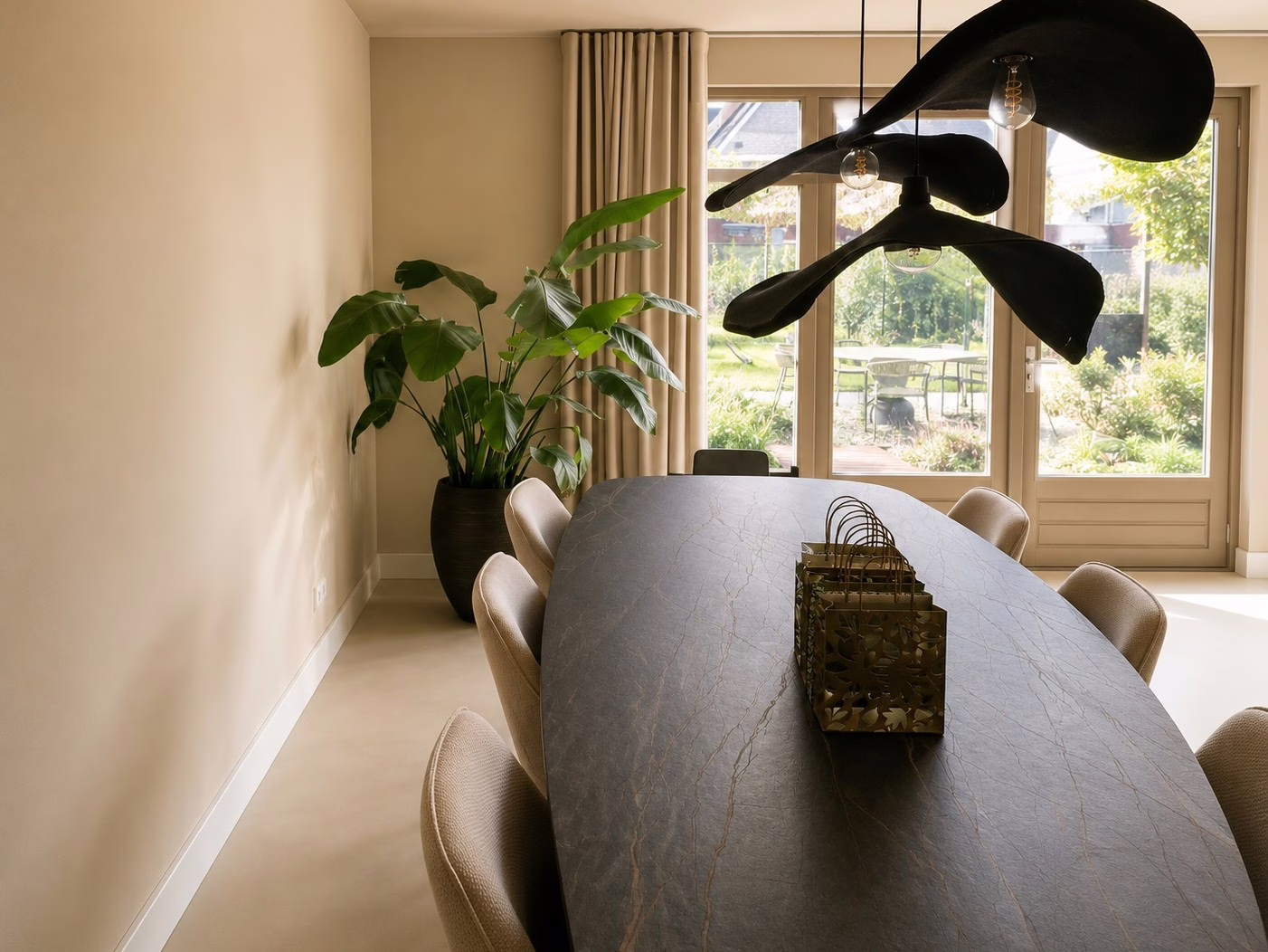 Warme Bio Cement gietvloer Herten in kleur Olivera — moderne eethoek met natuurlijk lichtinval en Wabi-sabi karakter.