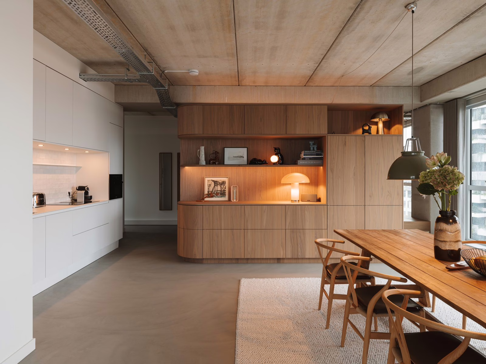 Stoere lavasteen gietvloer Eindhoven in kleur Lava — totaalbeeld keuken en eetkamer in een nieuwbouw loft op Strijp S.