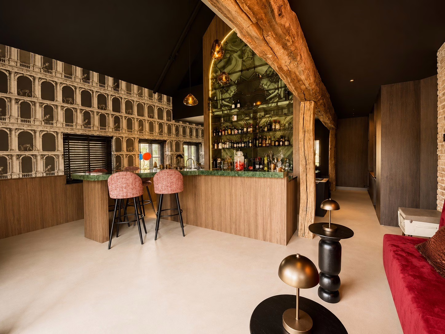 Minimal Sand gietvloer Best — moderne bar op landgoed De Vleut Warme Minimal Sand gietvloer Best in kleur Erta Clay — totaalbeeld van de moderne bar op landgoed De Vleut.