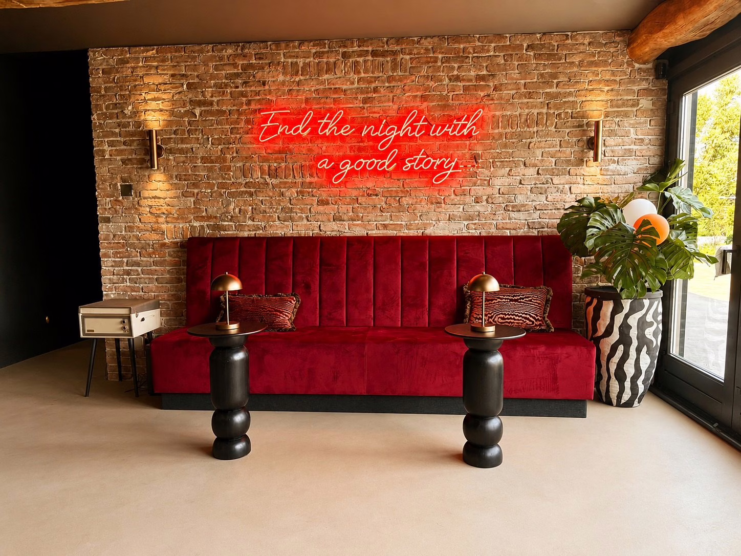 Minimal Sand gietvloer Best — sfeervolle bar met neon Minimal Sand gietvloer Best — sfeervolle bar in de boerderij met neon 'End the night with a good story'.