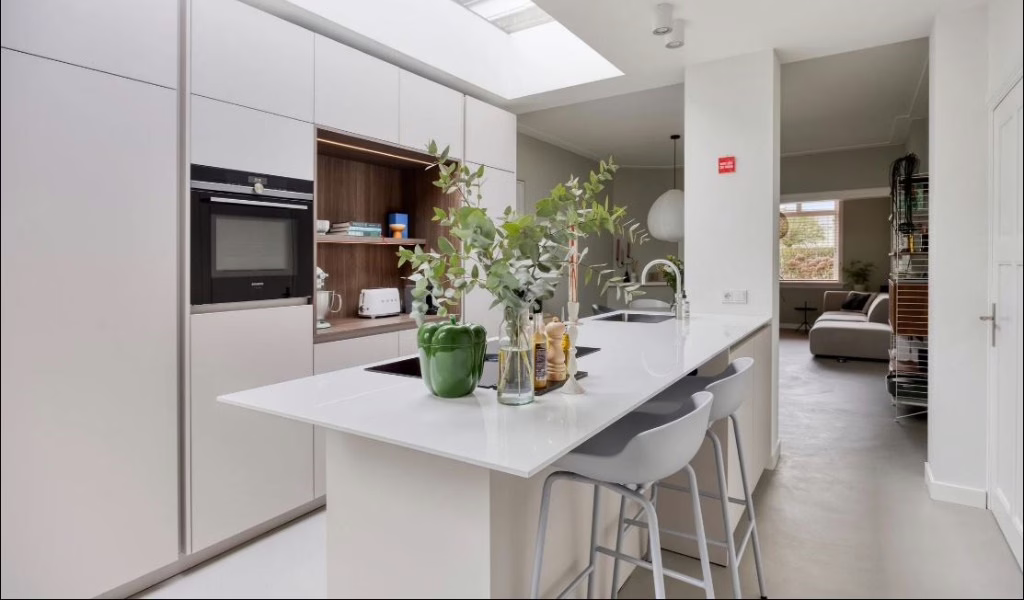 Moderne lichte keuken met lavasteen gietvloer