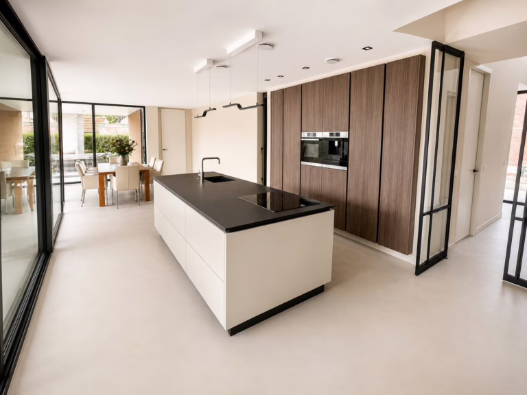 Keuken met kookeiland op Bio Lavasteen gietvloer Eindhoven in de kleur Olivera