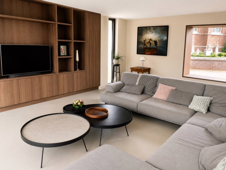Bio Lavasteen gietvloer Eindhoven in kleur Olivera in moderne woonkamer met houten tv-wand