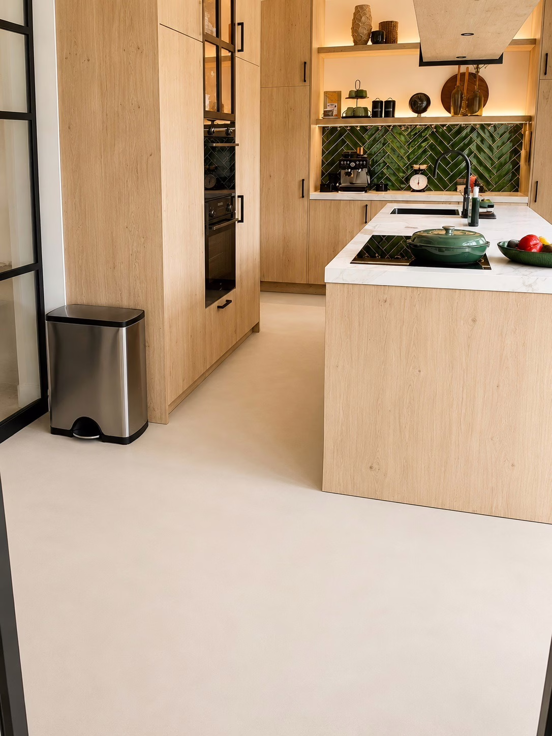 Minimal Sand gietvloer in kleur Madison in moderne keuken van villa uit 1930 in Eindhoven