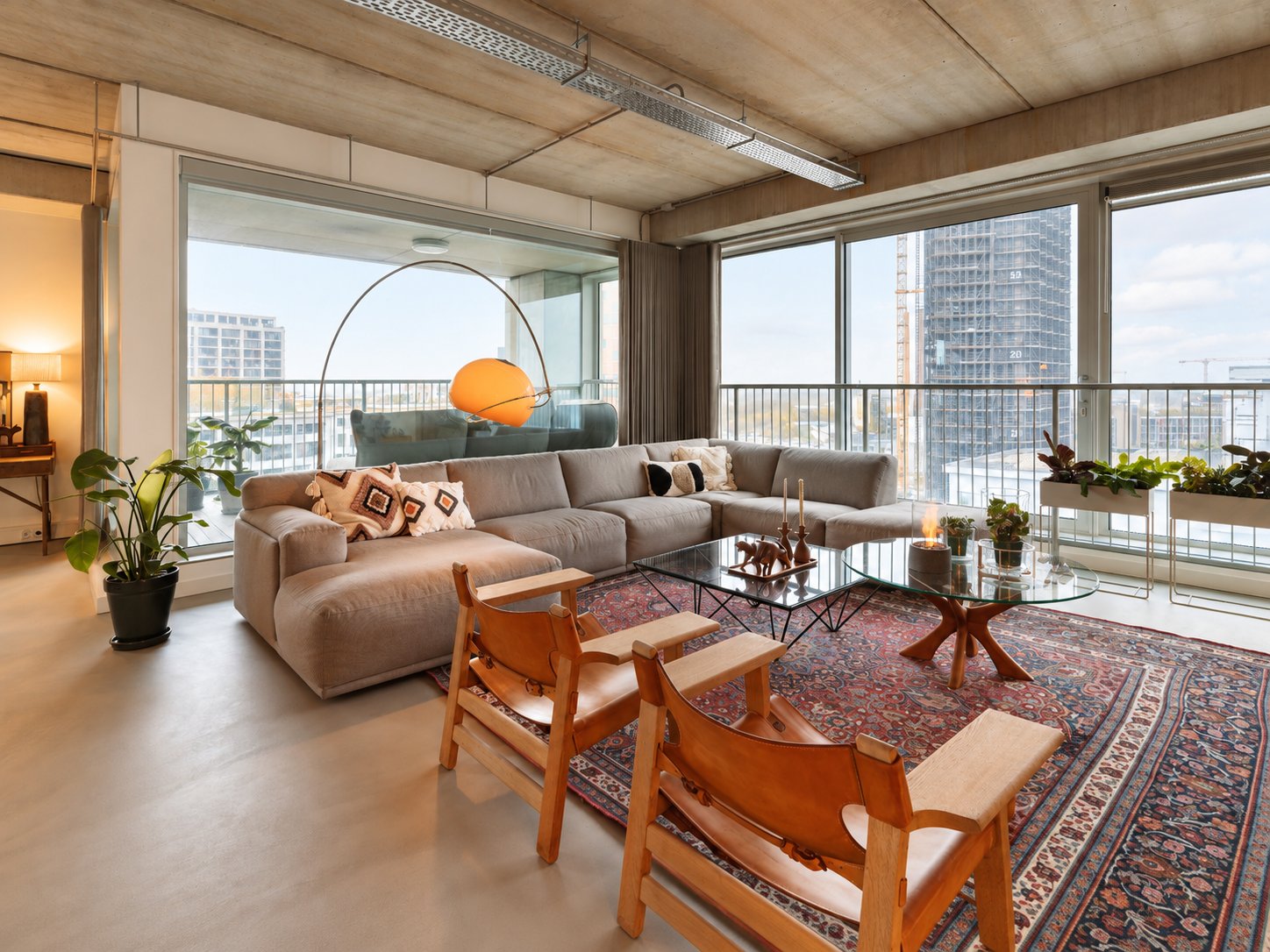 Woonkamer van een loft op Strijp S in Eindhoven met een Lavasteen PREMIUM gietvloer in de kleur Lava