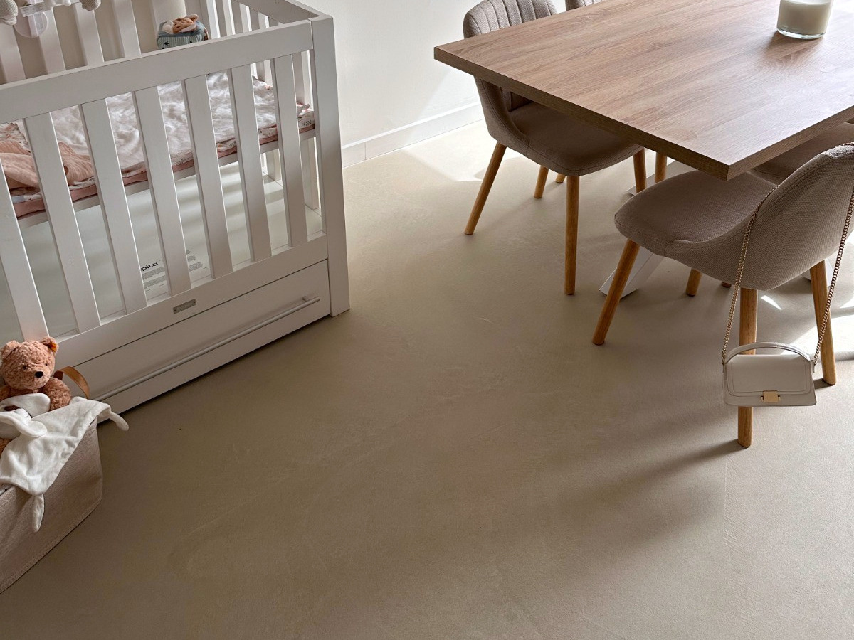 Solido kwartsiet gietvloer in Veil, eetkamer Eetkamer met een houten eettafel en beige stoelen op een Solido kwartsiet gietvloer in de kleur Veil